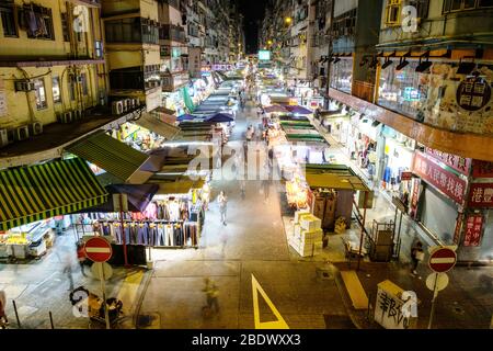 Hongkong, China - November 2019: Straßenmarkt (Ladie`s Market) in Hongkong bei Nacht Stockfoto
